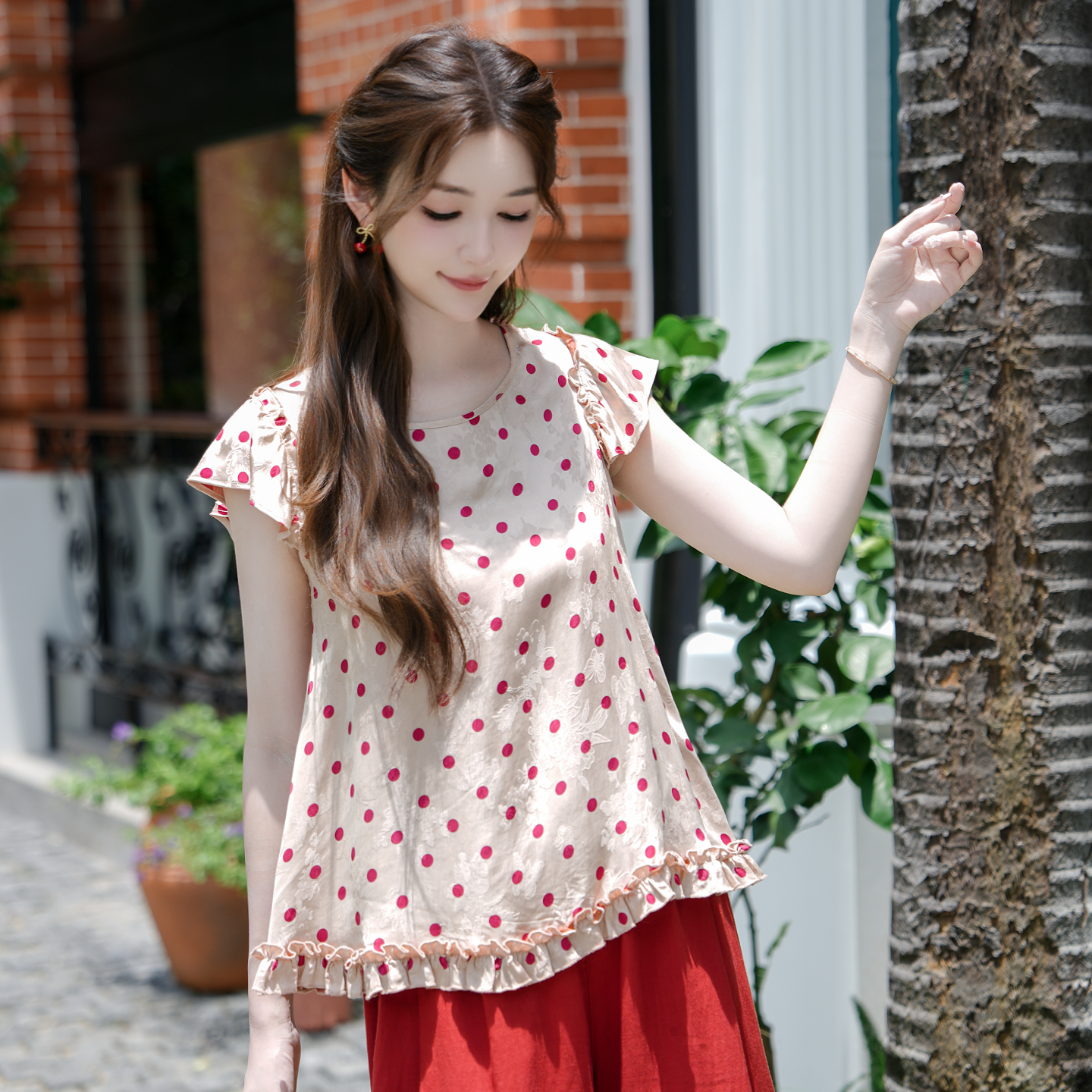 COCO BECCI【樱桃小丸子】100粘纤波点提花荷叶盖袖小衫CGB31260