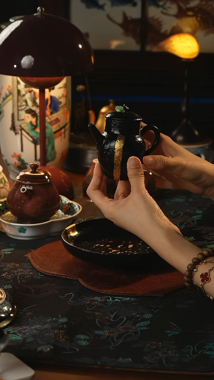 瓷片云起壶   方寸