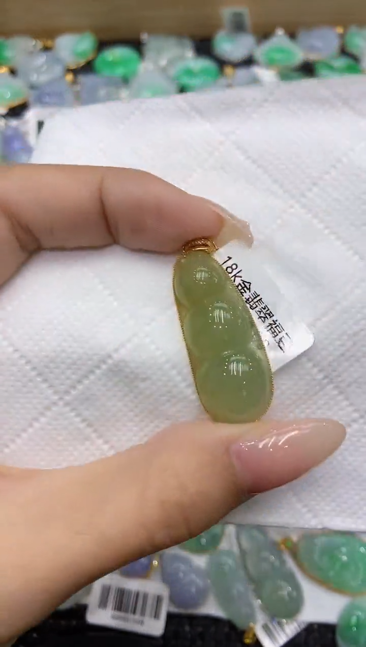 翡翠18K金镶嵌颈饰111111111111