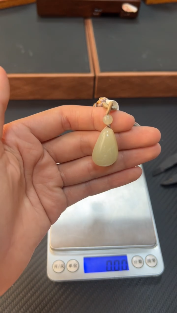和田玉未镶嵌吊坠(赠链)且末微色差迪克兰一细