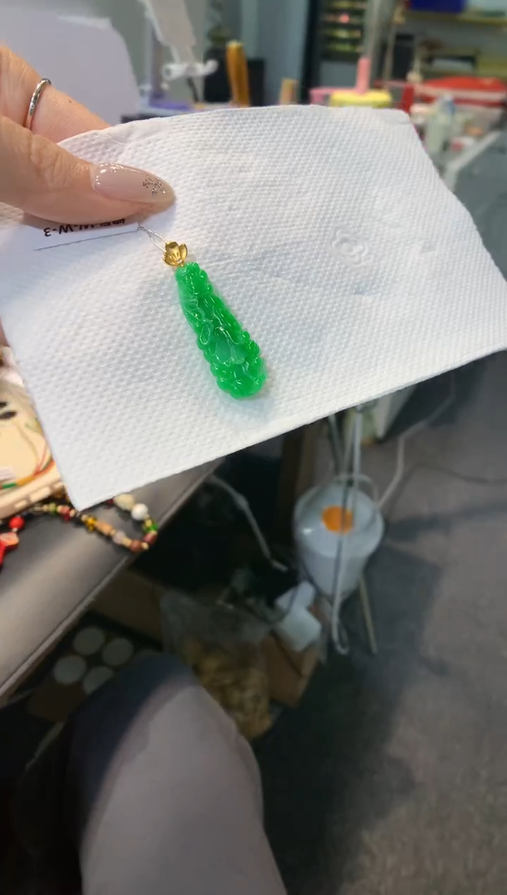 颈饰18K金镶嵌翡翠白菜