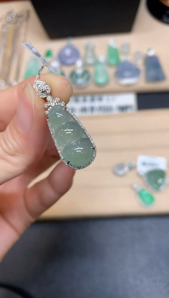 【闪购商品】翡翠颈饰18K金镶嵌福豆【无服务费多样性发其一