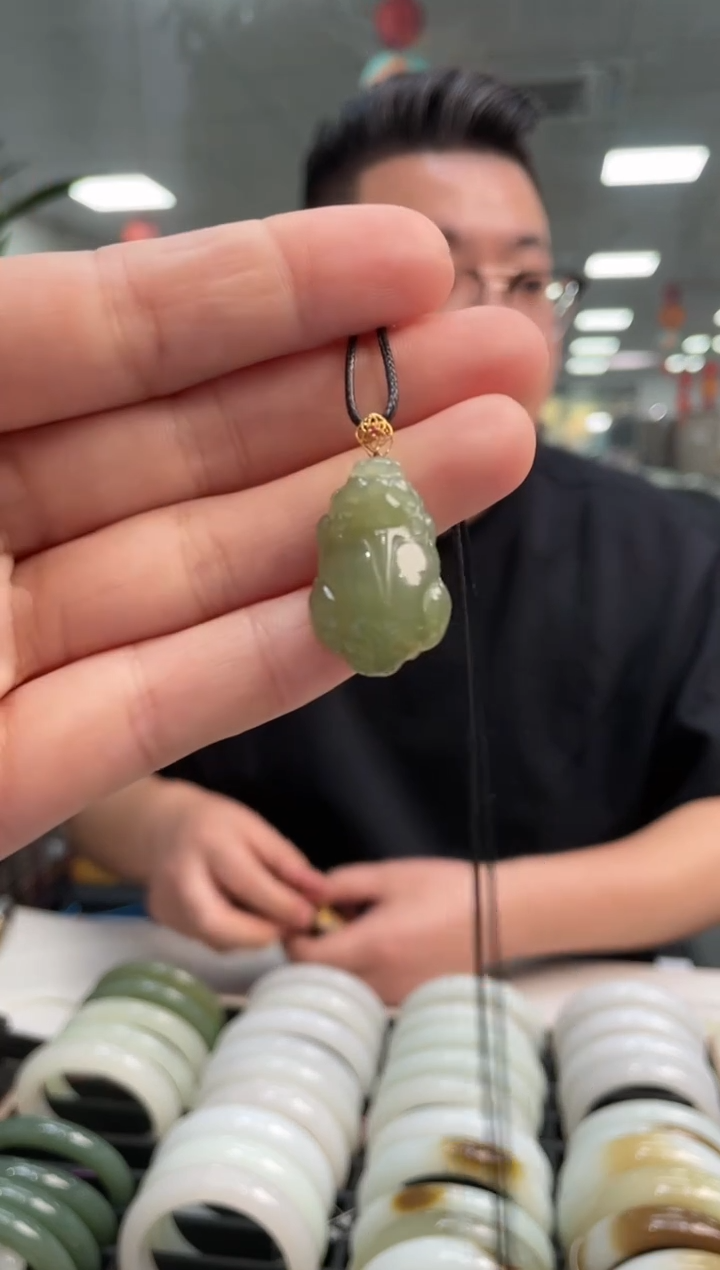 和田玉18K金镶嵌颈饰湖水貔恘吊坠随机发一件