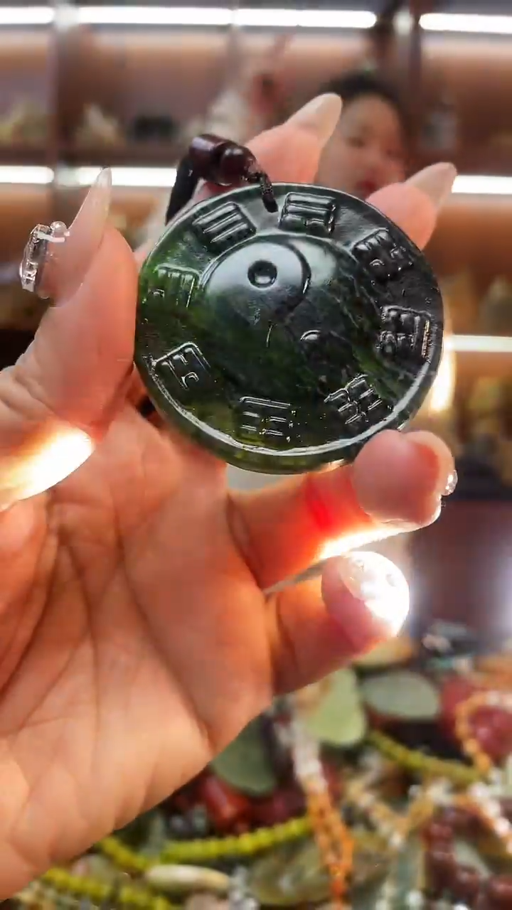 未镶嵌蛇纹石玉吊坠     