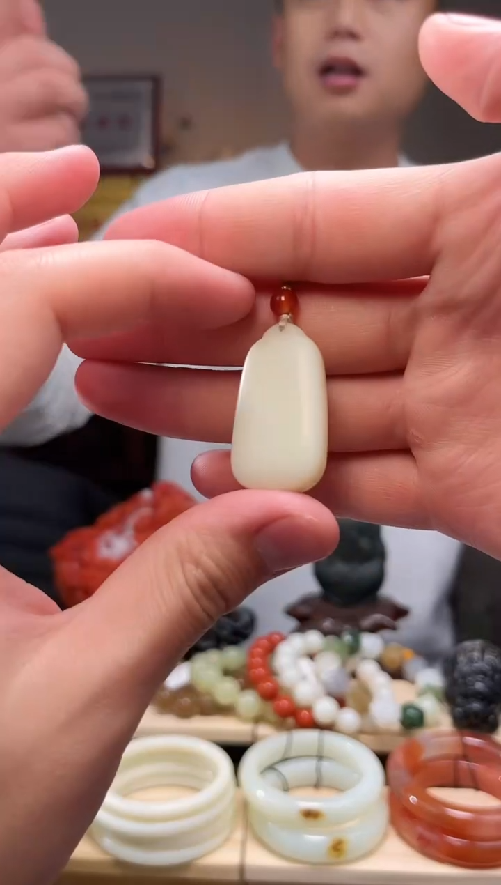 颈饰未镶嵌和田玉吊坠