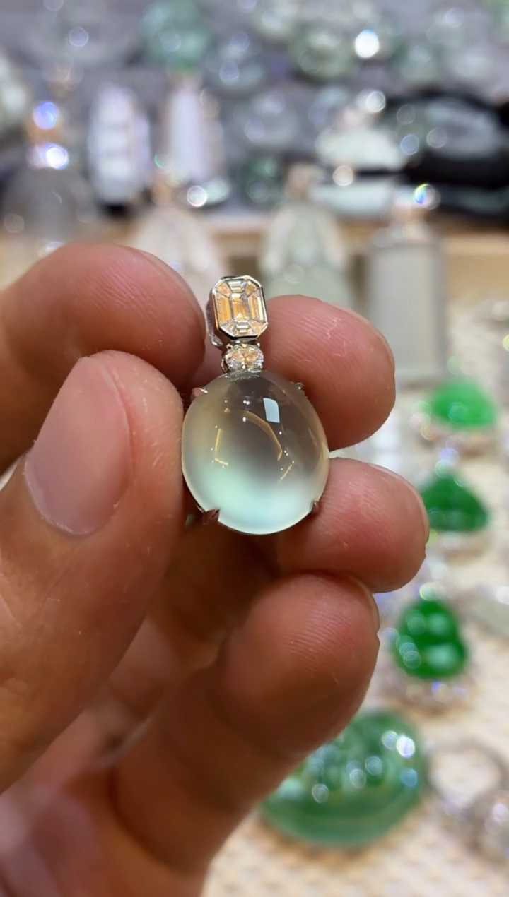 吊坠(不含链)18K金镶嵌翡翠蛋面