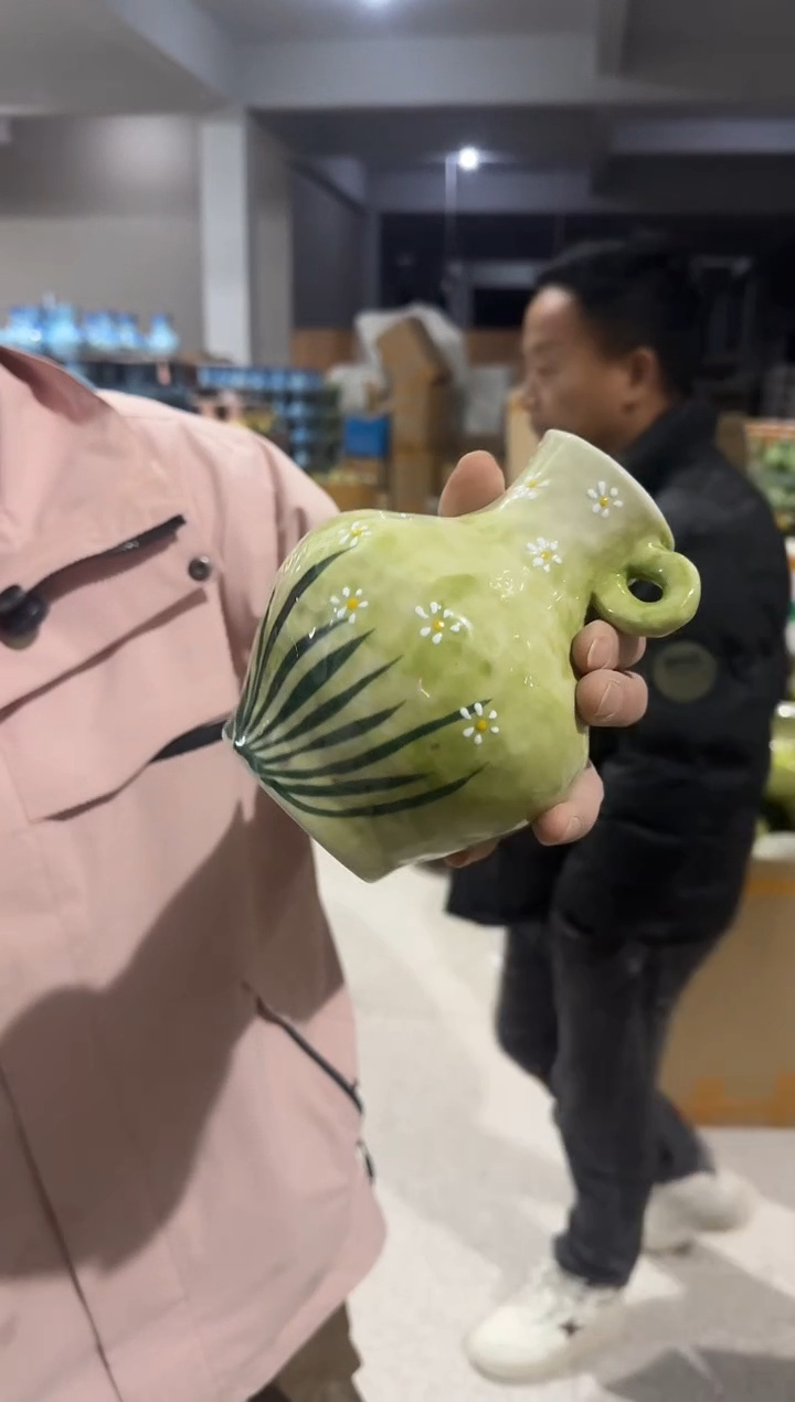 草绿色小号奶壶陶瓷瓶