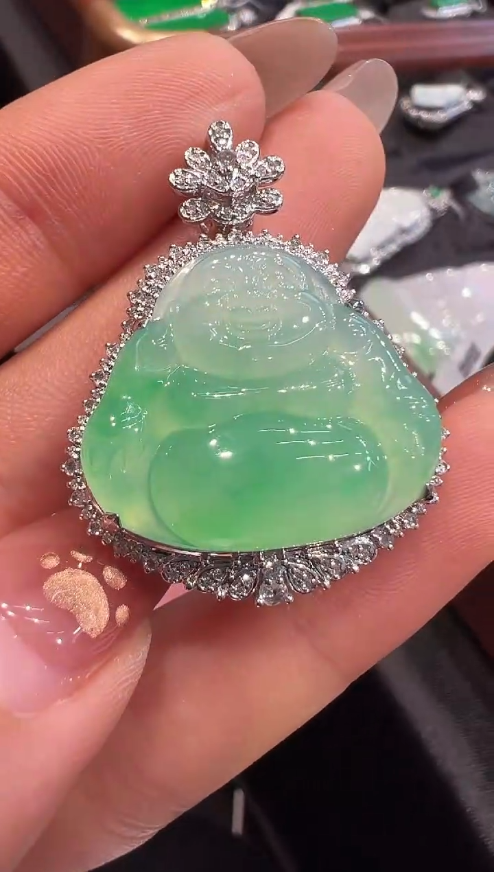 颈饰18K金镶嵌翡翠吊坠