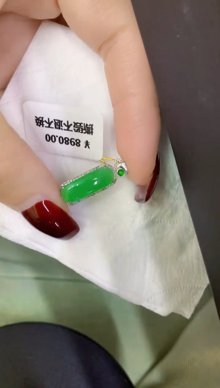 颈饰18K金镶嵌翡翠缅甸天然翡翠A货