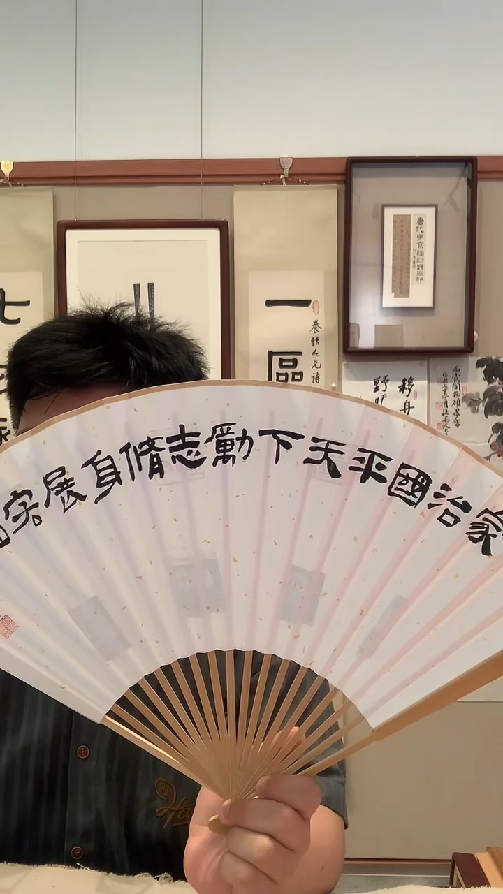 书法J何老师书法成扇 双面带锦盒一件