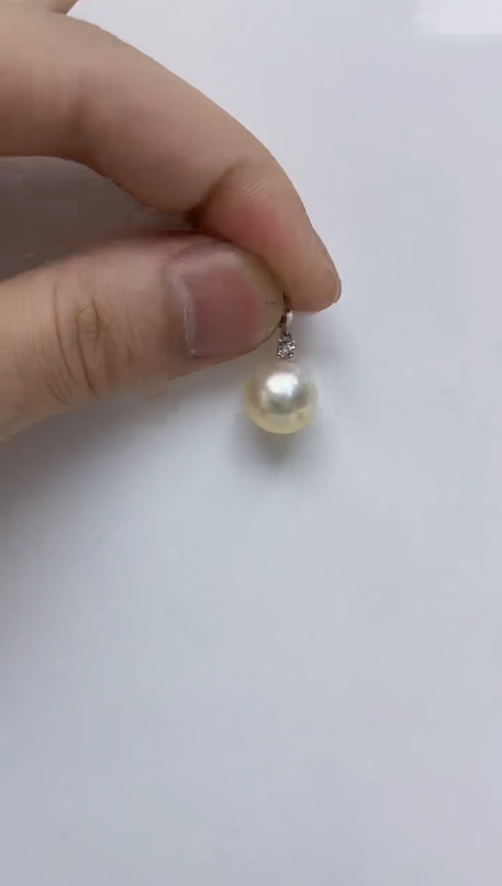 颈饰18K金镶嵌海水珍珠  