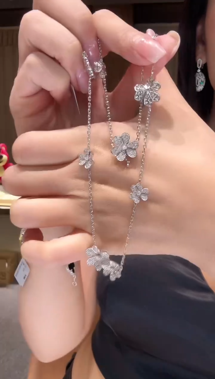 项链18K金镶嵌钻石花朵