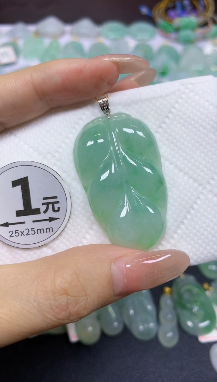 颈饰18K金镶嵌翡翠天然翡翠A货