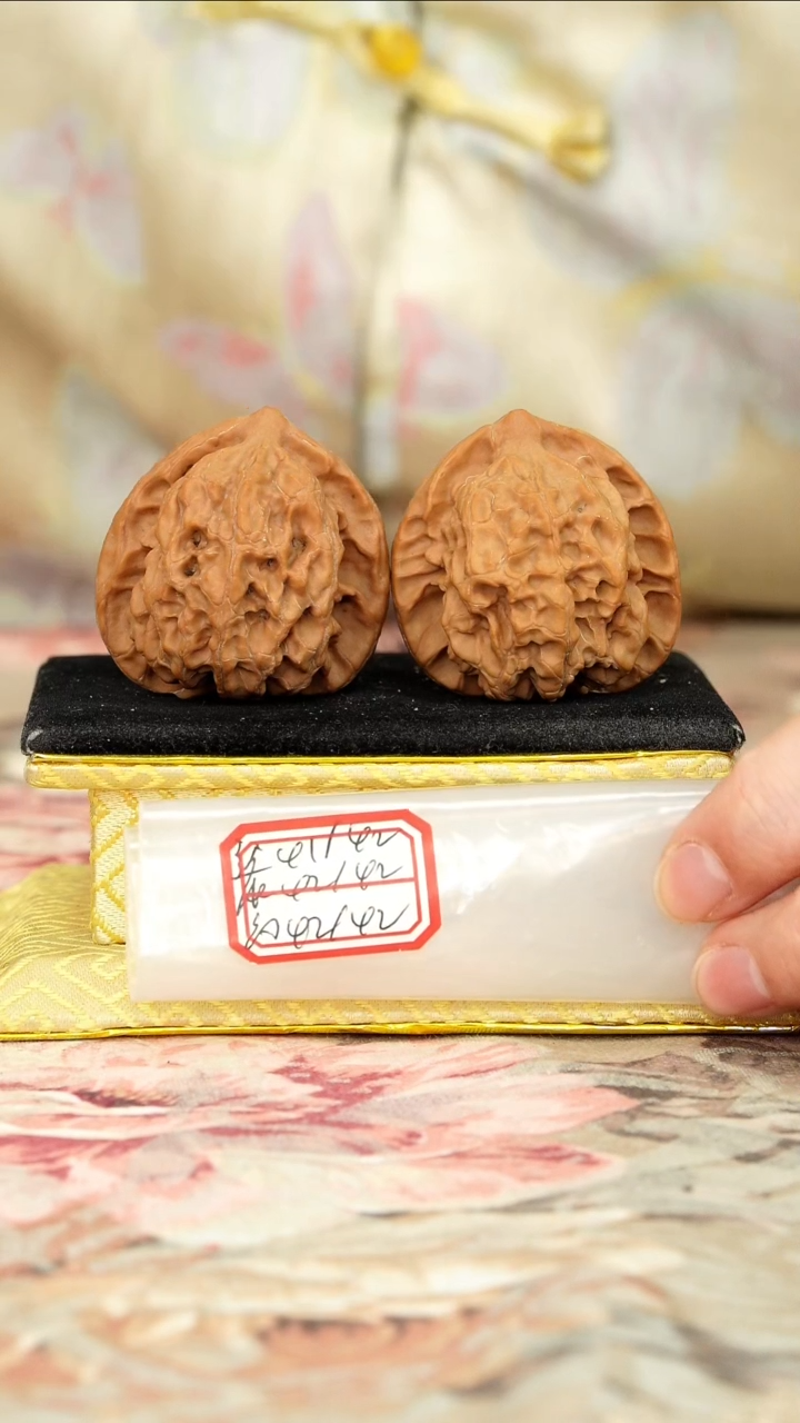 【闪购商品】文玩核桃把件梨木台