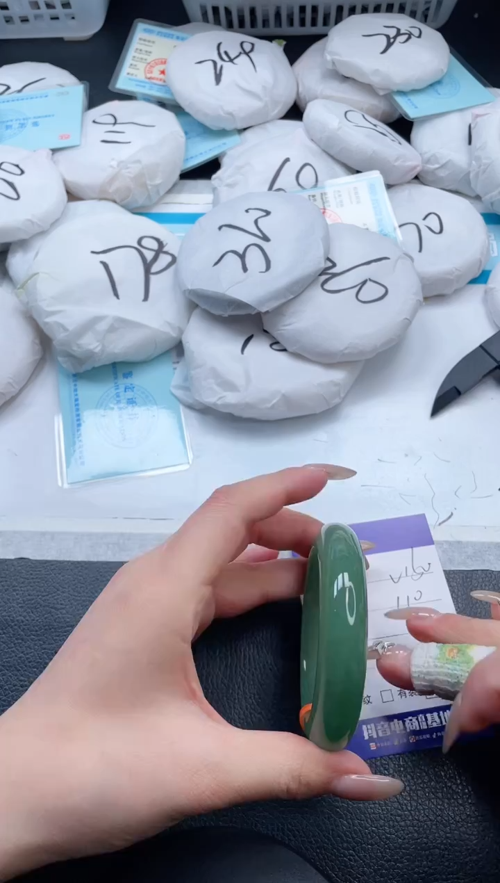 【闪购商品】石英质玉手镯未镶嵌8V150-53