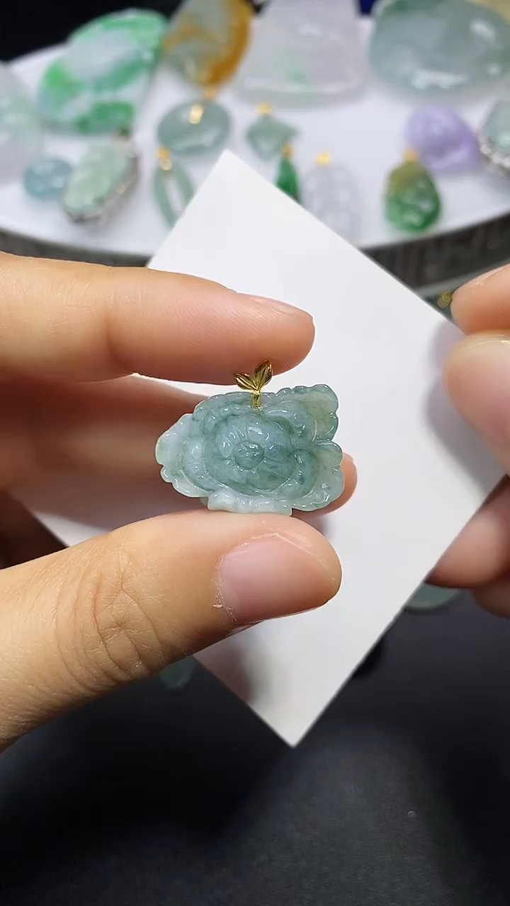 颈饰18K金镶嵌翡翠吊坠