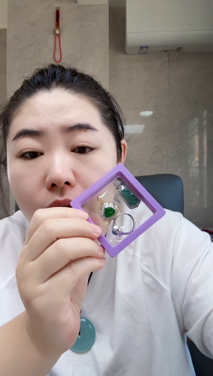 颈饰未镶嵌翡翠翡翠3件（危）多样性发货