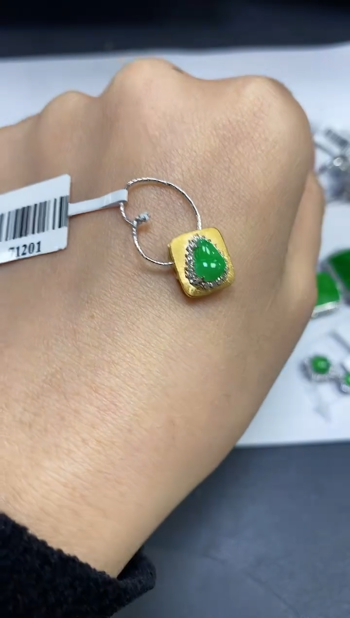 颈饰18K金镶嵌翡翠颈饰 18K金镶嵌 翡翠