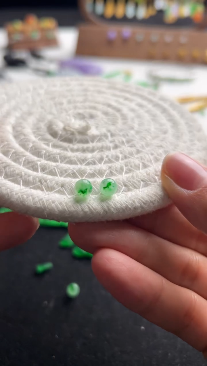 【闪购商品】定制翡翠未镶嵌卡5.8绿珠一对800+80-lh