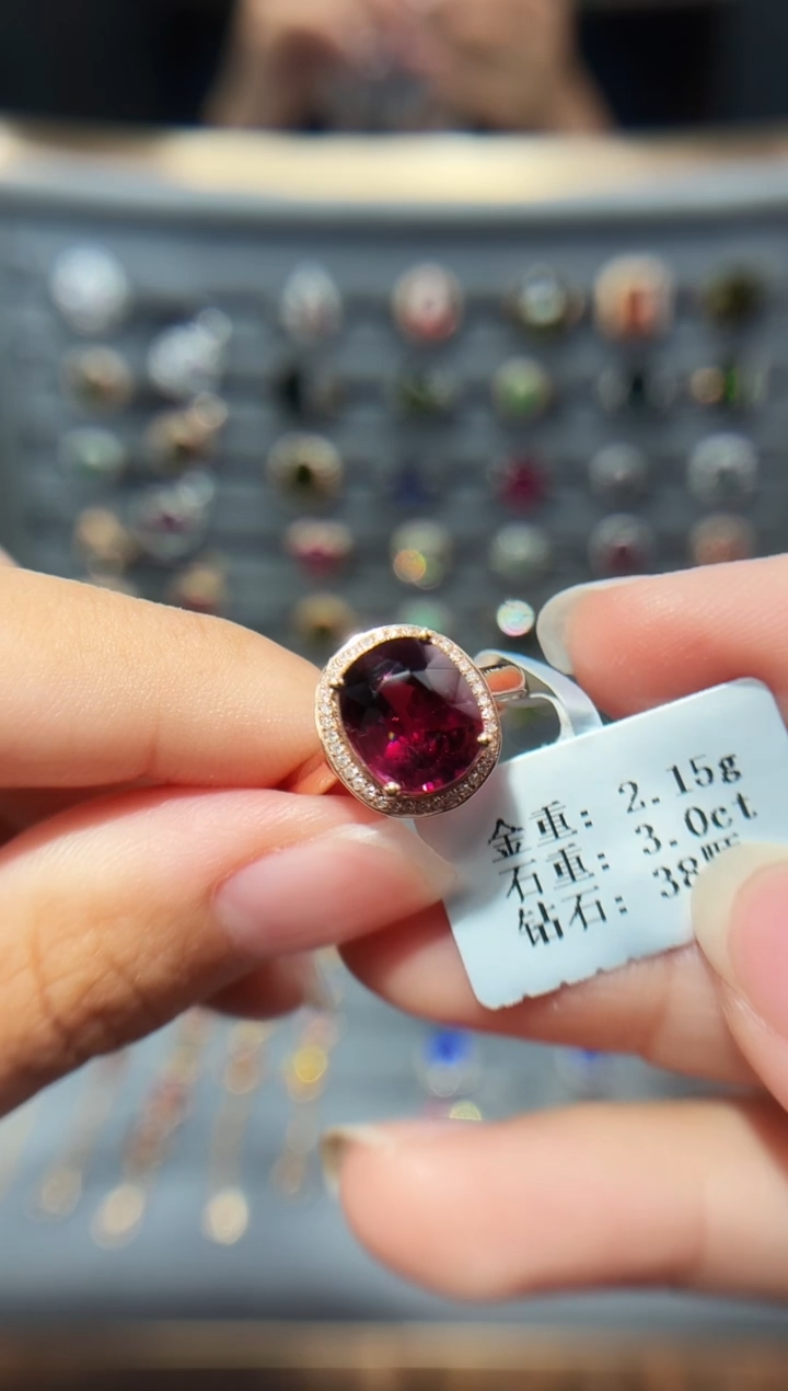 18K金镶嵌戒指碧玺3.0..