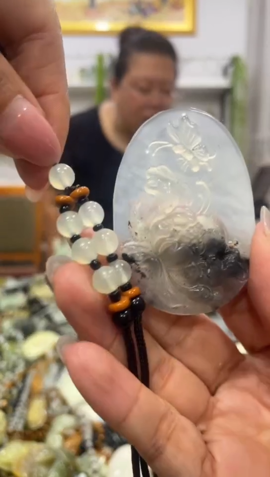 岫玉未镶嵌吊坠 