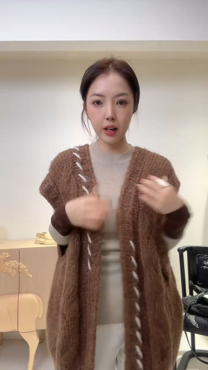 深咖走线长款羊毛马甲