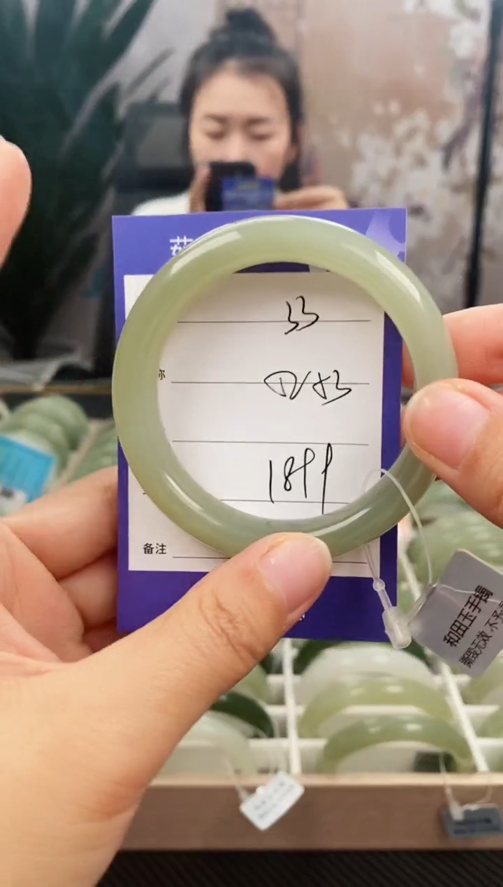 和田玉手镯未镶嵌微色差33