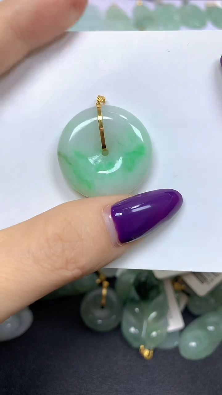 颈饰18K金镶嵌翡翠 