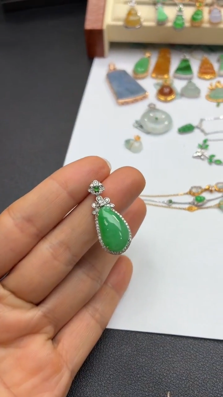 颈饰18K金镶嵌翡翠天然翡翠A货