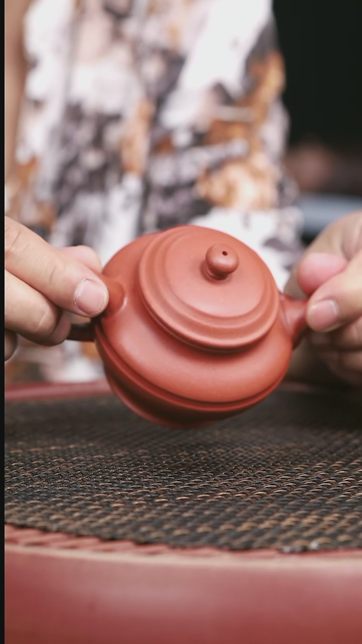 茶壶紫砂大红泥束带200CC////