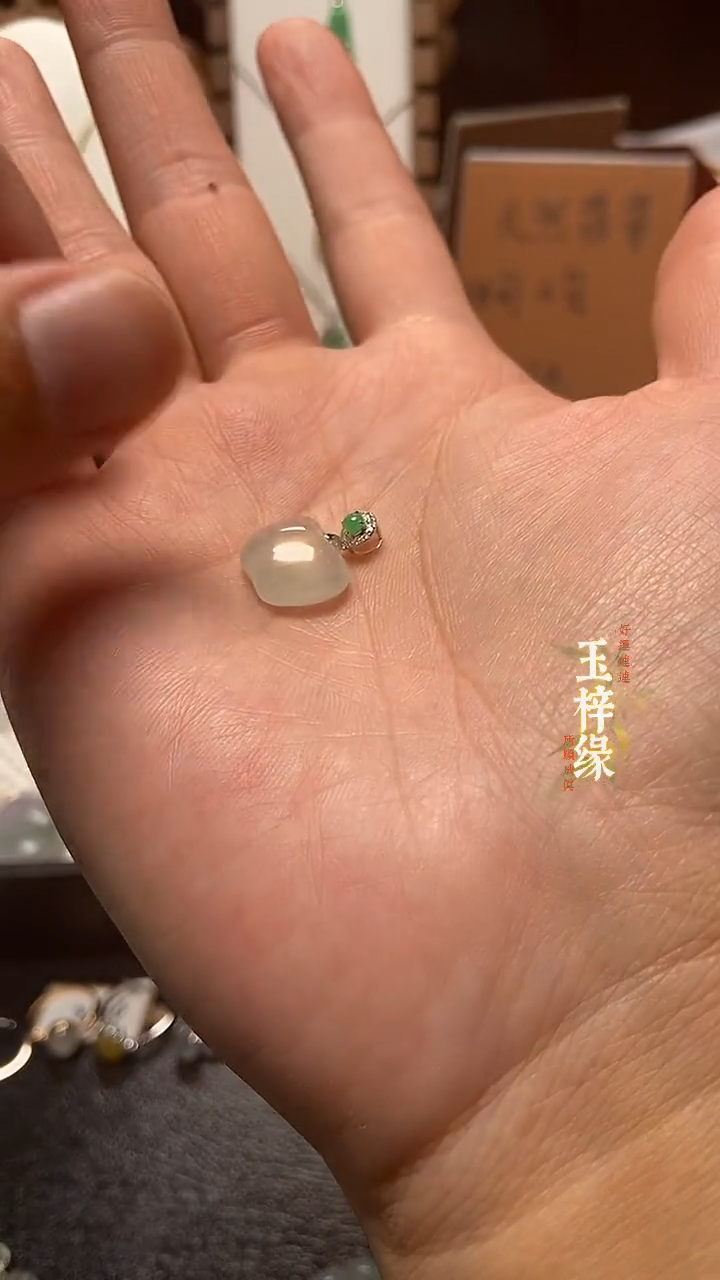 吊坠(不含链)18K金镶嵌翡翠苹果小吊坠18K金镶钻，高16.9宽14.8