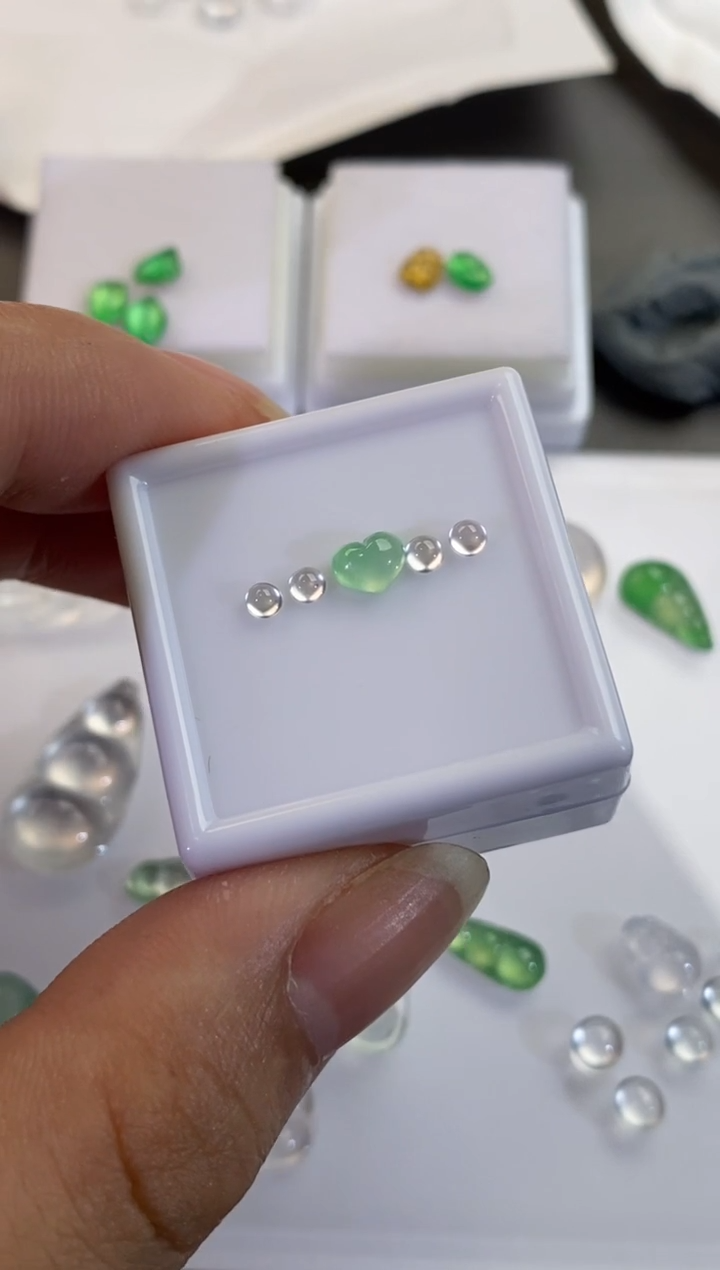 未镶嵌散珠翡翠龙石种蛋面搭配阳绿爱心