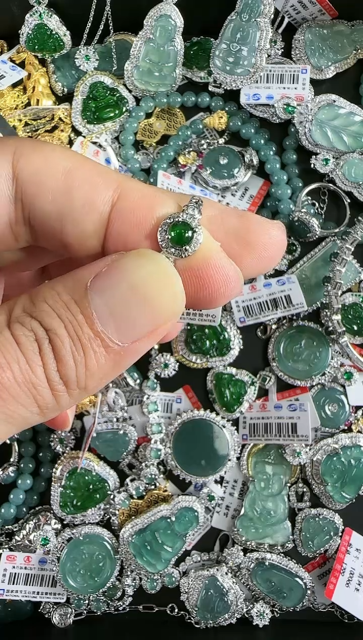 【闪购商品】翡翠吊坠(赠链)未镶嵌天然翡翠A货