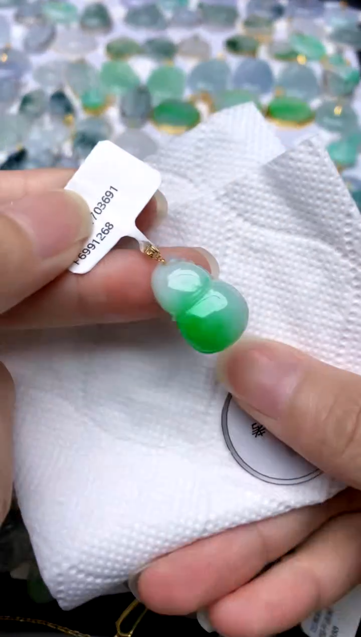 颈饰18K金镶嵌翡翠天然A货翡翠