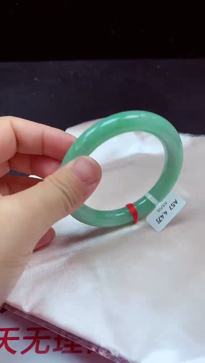 【闪购商品】翡翠手镯（圆镯）未镶嵌手镯57