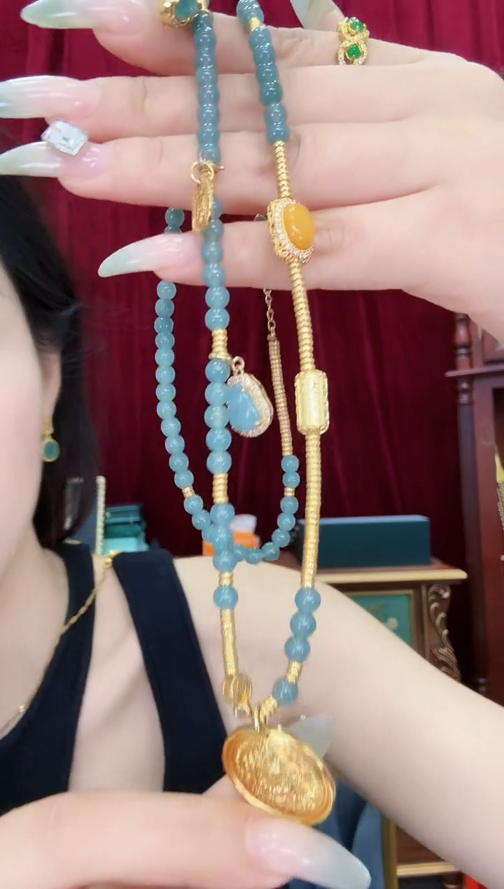 翡翠未镶嵌颈饰链子