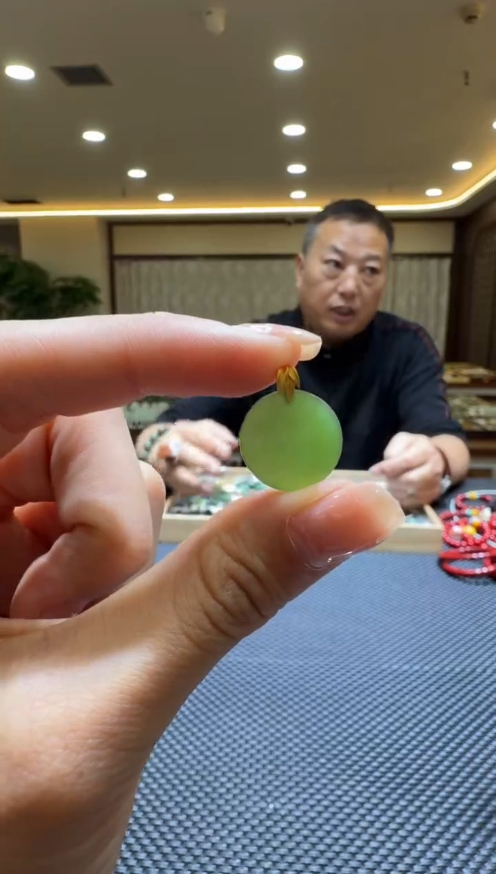 颈饰18K金镶嵌和田玉挂件