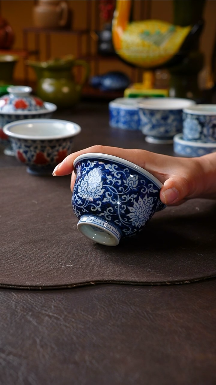 【闪购商品】雲林匠造蓝底缠枝莲满绘压手杯