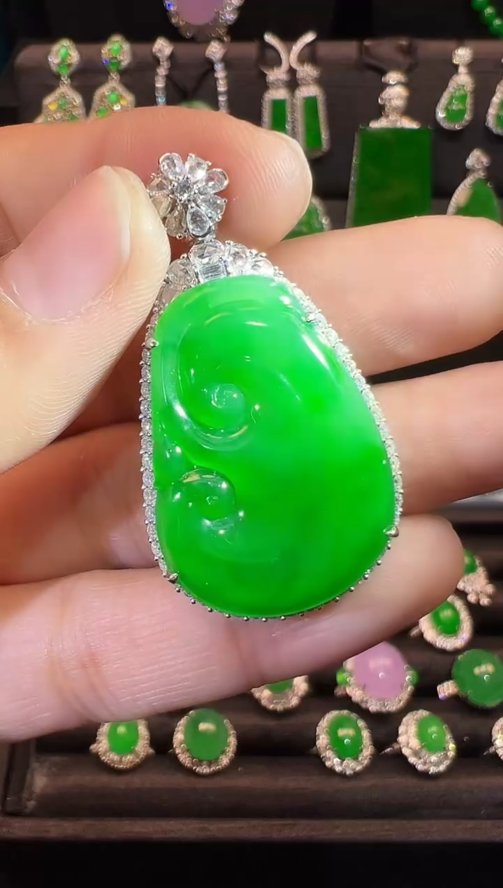 【闪购商品】翡翠吊坠(不含链)18K金镶嵌冰种满色阳绿如意吊坠
