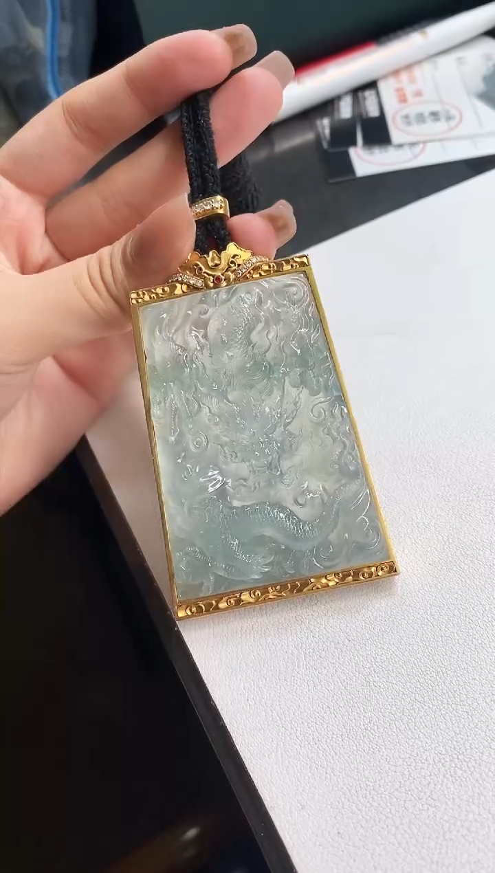 翡翠18K金镶嵌颈饰龙牌