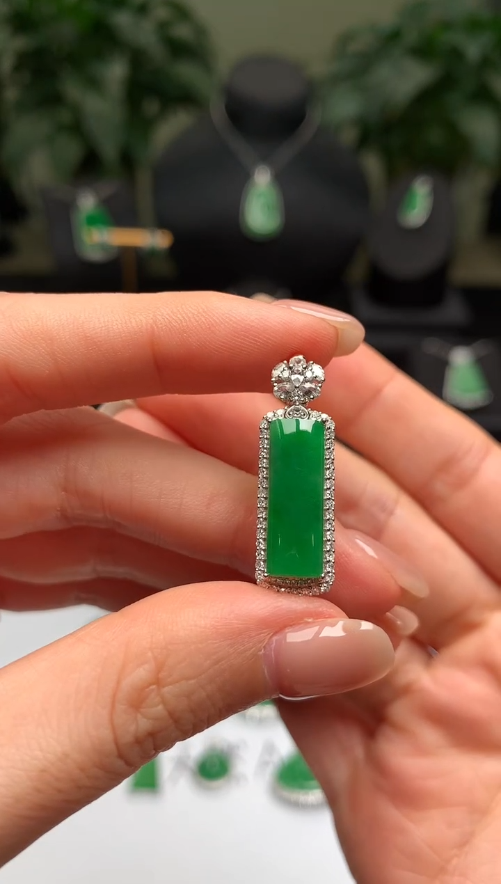 颈饰18K金镶嵌翡翠无事柱