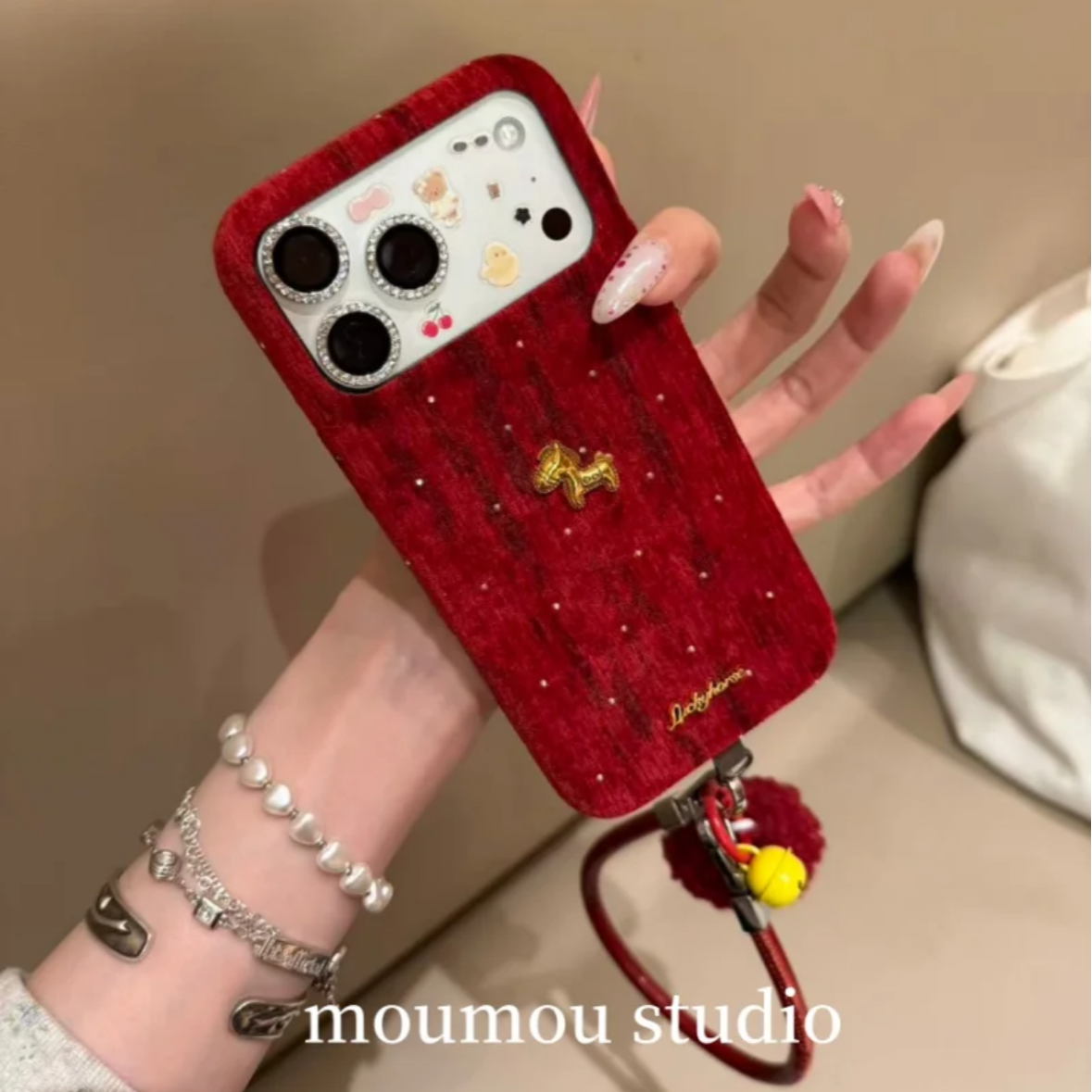 红色丝绒闪钻小马适用苹果17promax手机壳iPhone17pro手提绳16pro