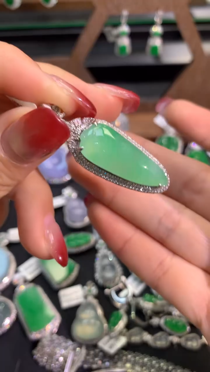 【闪购商品】翡翠吊坠(不含链)18K金镶嵌吊坠