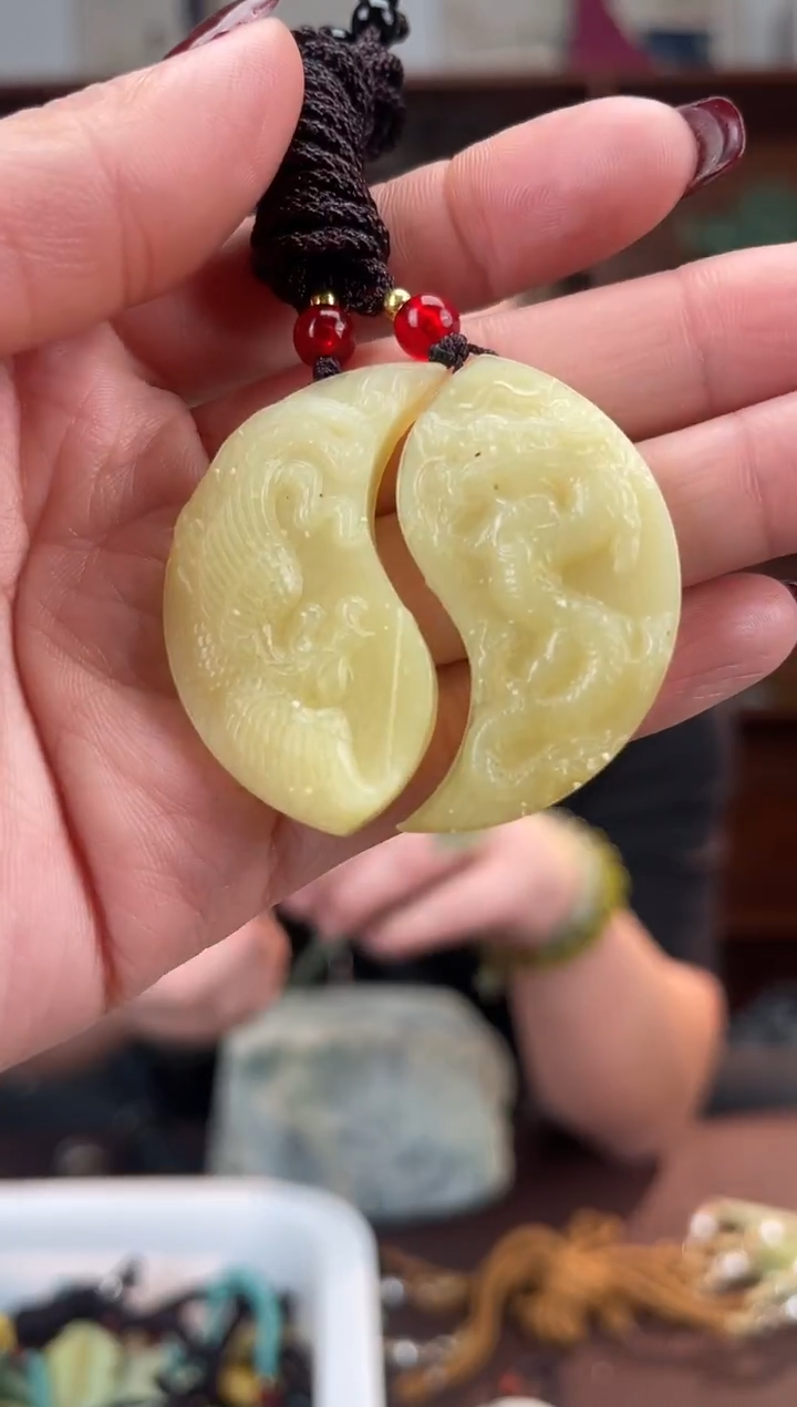 未镶嵌蛇纹石玉颈饰·