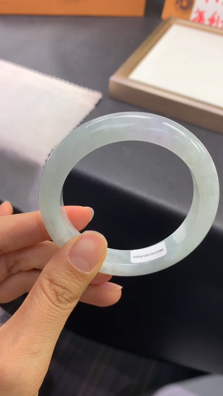 未镶嵌手镯翡翠退货需手镯吊牌标签完好 53.5