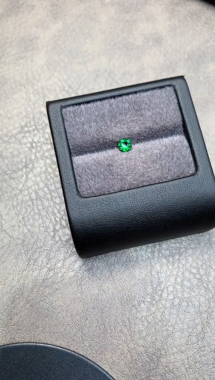 【闪购商品】石榴石（沙弗莱）裸石未镶嵌0.535ct圆切卡扎尼沙弗莱YH