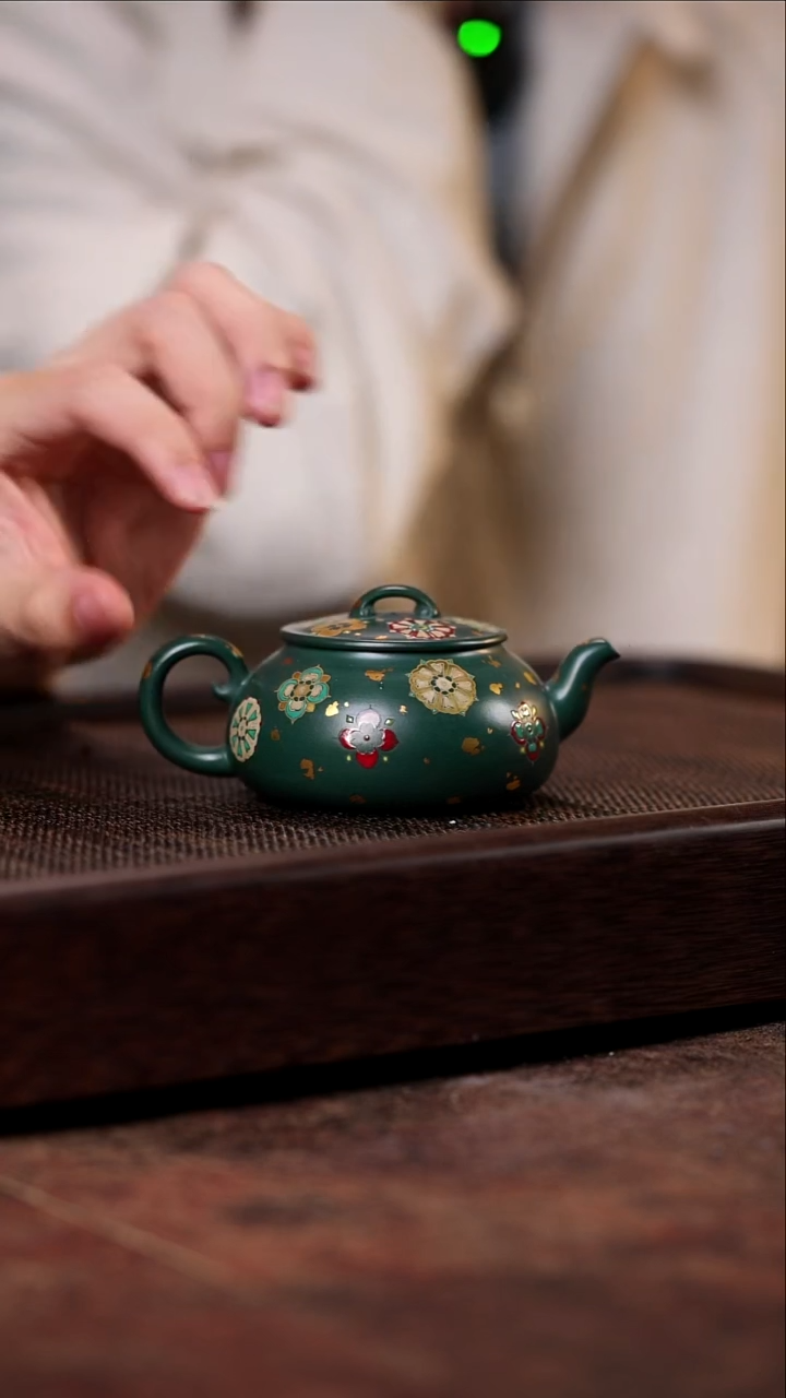 宜兴紫砂宝相纹七十二变