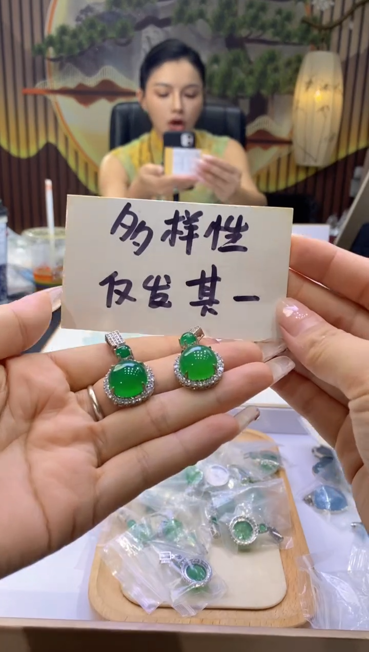 玛瑙/玉髓吊坠(赠链)合金多样性仅发其一8386