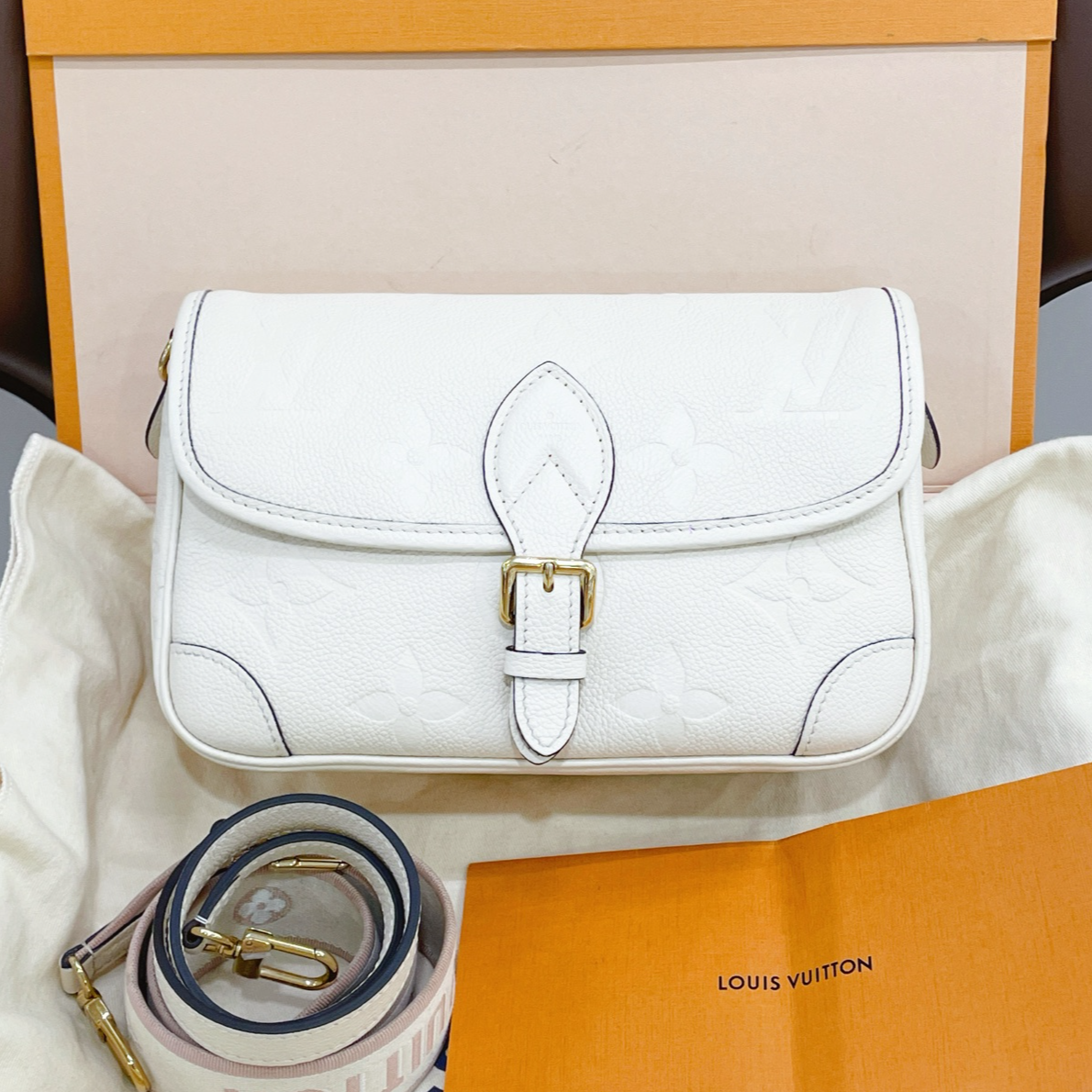 99新 LouisVuitton/路易威登 全色白色法棍 单肩斜挎包/7LH38645