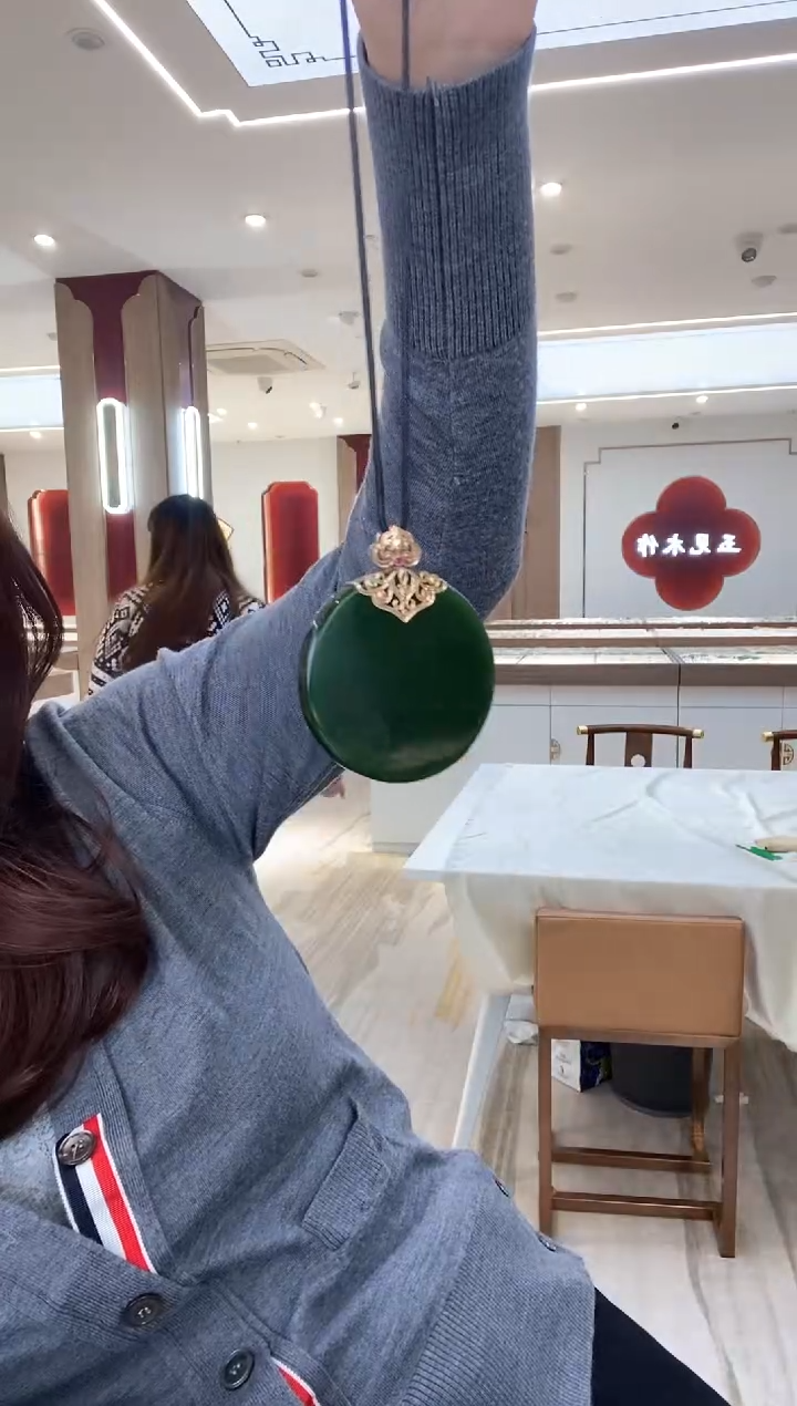 颈饰18K金镶嵌和田玉吊坠